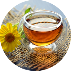 투명한 잔에 담긴 꽃차