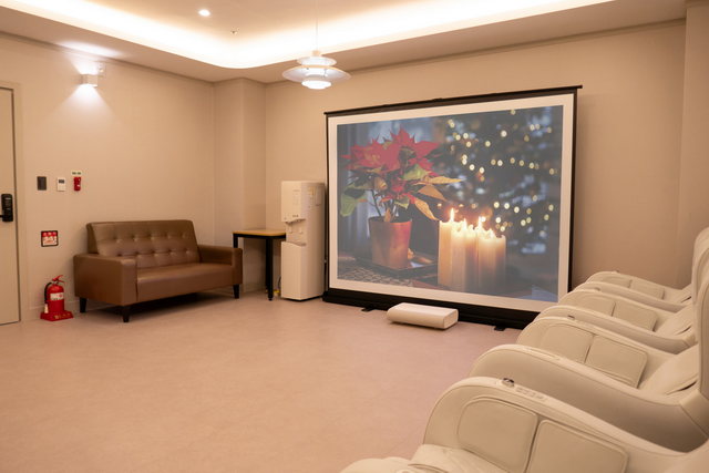 아늑한 조명의 영상 상영 공간