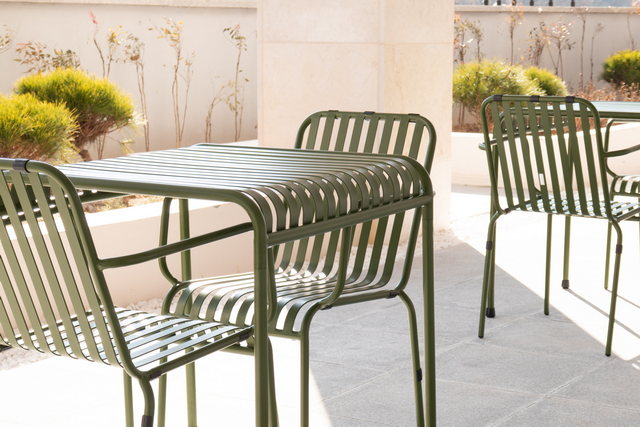 녹색의자 놓은 야외 테라스